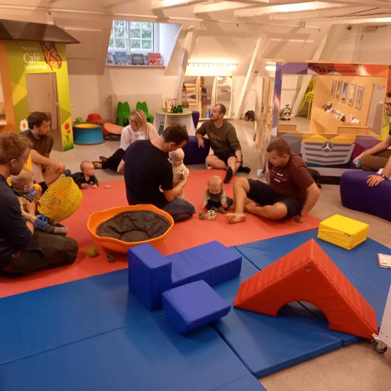 Fædre leger med deres børn på børnebiblioteket i Brønderslev