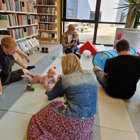 Fædre med babyer på biblioteket