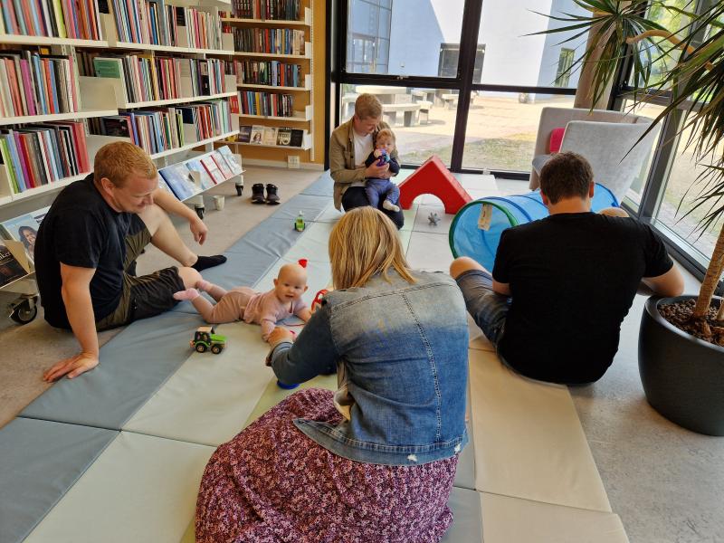 Fædre med babyer på biblioteket