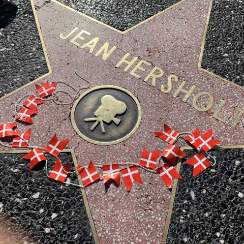 Dannebrogsflag på en af skuespiller Jean Hersholts to stjerner på Hollywood Walk of Fame.  