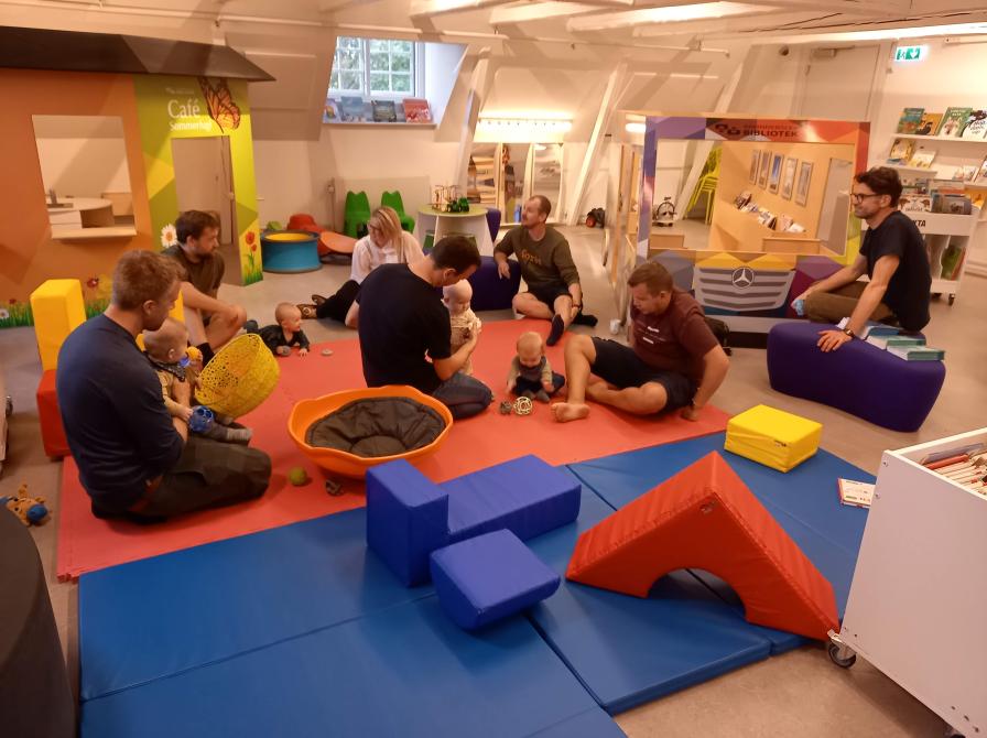 Fædre leger med deres børn på børnebiblioteket i Brønderslev