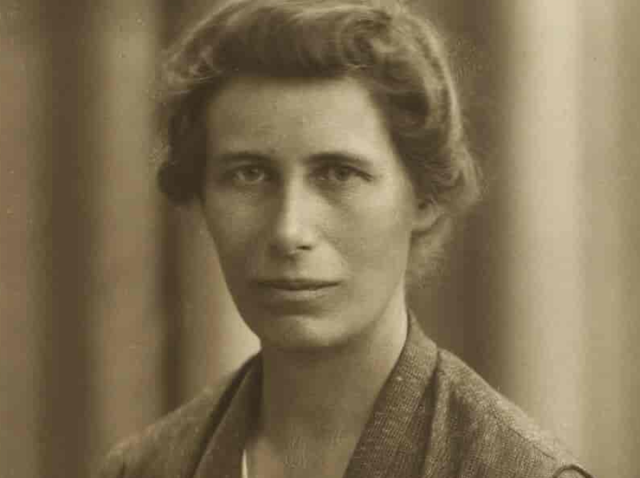 Sepiaportræt af Inge Lehmann, der kigger direkte på beskueren, 1932. 